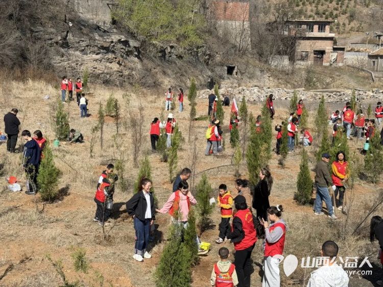 播种绿色关爱自然----阳泉市义工联合会开展第21届义务植树活动共190多人来到汉河沟村植树基地一起栽下绿色栽下希望掀起春季绿化新高潮 - 第12张 - 山西公益人 播种绿色关爱自然----阳泉市义工联合会开展第21届义务植树活动共190多人来到汉河沟村植树基地一起栽下绿色栽下希望掀起春季绿化新高潮 - 第12张