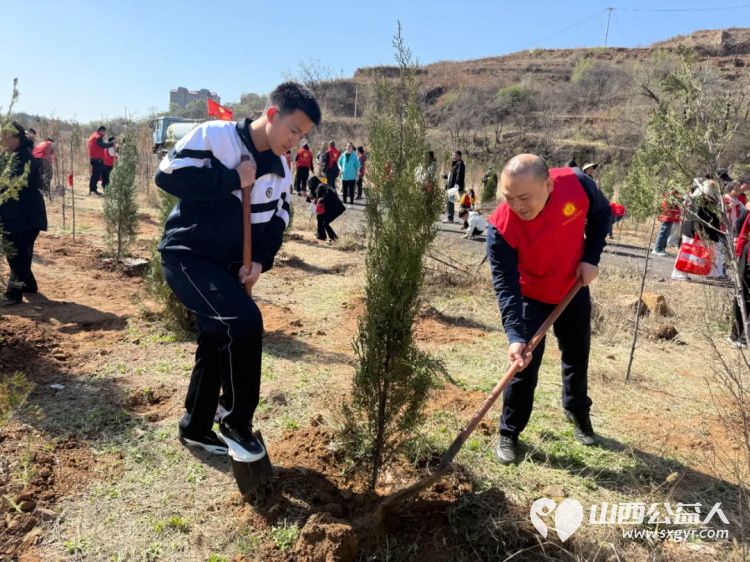 播种绿色关爱自然----阳泉市义工联合会开展第21届义务植树活动共190多人来到汉河沟村植树基地一起栽下绿色栽下希望掀起春季绿化新高潮 - 第13张 - 山西公益人 播种绿色关爱自然----阳泉市义工联合会开展第21届义务植树活动共190多人来到汉河沟村植树基地一起栽下绿色栽下希望掀起春季绿化新高潮 - 第13张
