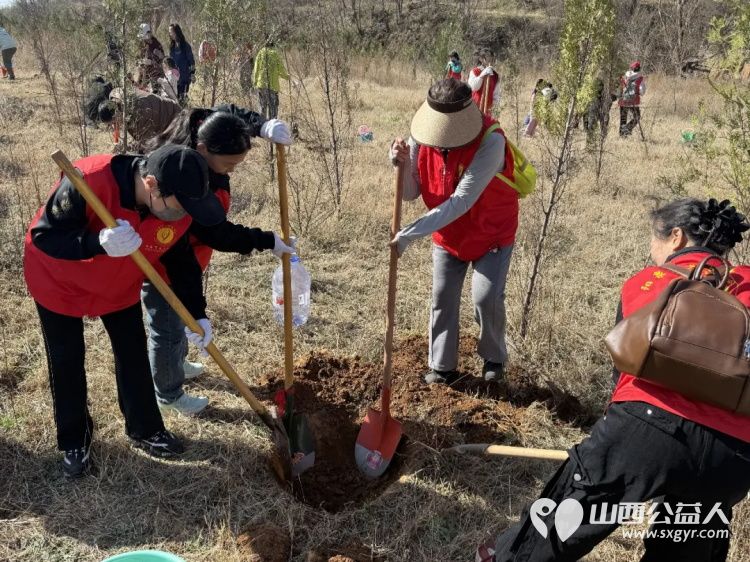 播种绿色关爱自然----阳泉市义工联合会开展第21届义务植树活动共190多人来到汉河沟村植树基地一起栽下绿色栽下希望掀起春季绿化新高潮 - 第14张 - 山西公益人 播种绿色关爱自然----阳泉市义工联合会开展第21届义务植树活动共190多人来到汉河沟村植树基地一起栽下绿色栽下希望掀起春季绿化新高潮 - 第14张