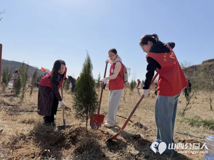 播种绿色关爱自然----阳泉市义工联合会开展第21届义务植树活动共190多人来到汉河沟村植树基地一起栽下绿色栽下希望掀起春季绿化新高潮 - 第15张 - 山西公益人 播种绿色关爱自然----阳泉市义工联合会开展第21届义务植树活动共190多人来到汉河沟村植树基地一起栽下绿色栽下希望掀起春季绿化新高潮 - 第15张