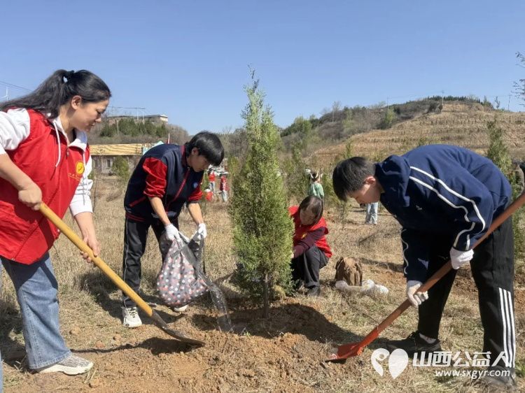 播种绿色关爱自然----阳泉市义工联合会开展第21届义务植树活动共190多人来到汉河沟村植树基地一起栽下绿色栽下希望掀起春季绿化新高潮 - 第17张 - 山西公益人 播种绿色关爱自然----阳泉市义工联合会开展第21届义务植树活动共190多人来到汉河沟村植树基地一起栽下绿色栽下希望掀起春季绿化新高潮 - 第17张