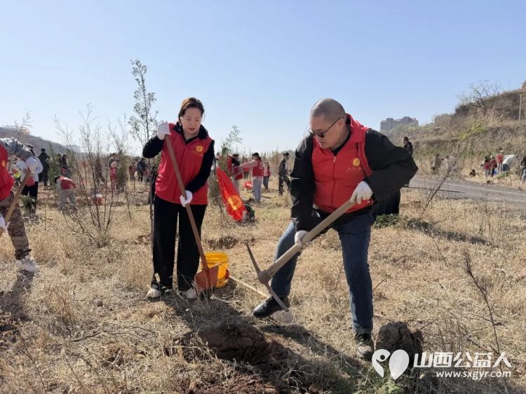 播种绿色关爱自然----阳泉市义工联合会开展第21届义务植树活动共190多人来到汉河沟村植树基地一起栽下绿色栽下希望掀起春季绿化新高潮 - 第19张 - 山西公益人 播种绿色关爱自然----阳泉市义工联合会开展第21届义务植树活动共190多人来到汉河沟村植树基地一起栽下绿色栽下希望掀起春季绿化新高潮 - 第19张