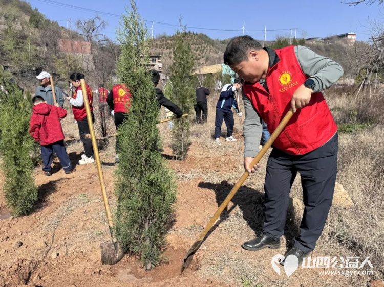 播种绿色关爱自然----阳泉市义工联合会开展第21届义务植树活动共190多人来到汉河沟村植树基地一起栽下绿色栽下希望掀起春季绿化新高潮 - 第20张 - 山西公益人 播种绿色关爱自然----阳泉市义工联合会开展第21届义务植树活动共190多人来到汉河沟村植树基地一起栽下绿色栽下希望掀起春季绿化新高潮 - 第20张