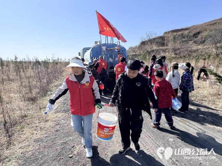 播种绿色关爱自然----阳泉市义工联合会开展第21届义务植树活动共190多人来到汉河沟村植树基地一起栽下绿色栽下希望掀起春季绿化新高潮 - 第22张 - 山西公益人 播种绿色关爱自然----阳泉市义工联合会开展第21届义务植树活动共190多人来到汉河沟村植树基地一起栽下绿色栽下希望掀起春季绿化新高潮 - 第22张