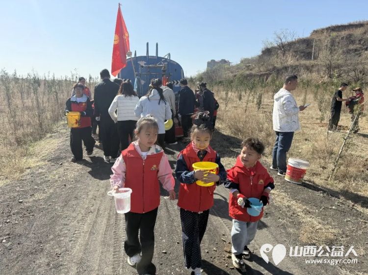 播种绿色关爱自然----阳泉市义工联合会开展第21届义务植树活动共190多人来到汉河沟村植树基地一起栽下绿色栽下希望掀起春季绿化新高潮 - 第23张 - 山西公益人 播种绿色关爱自然----阳泉市义工联合会开展第21届义务植树活动共190多人来到汉河沟村植树基地一起栽下绿色栽下希望掀起春季绿化新高潮 - 第23张