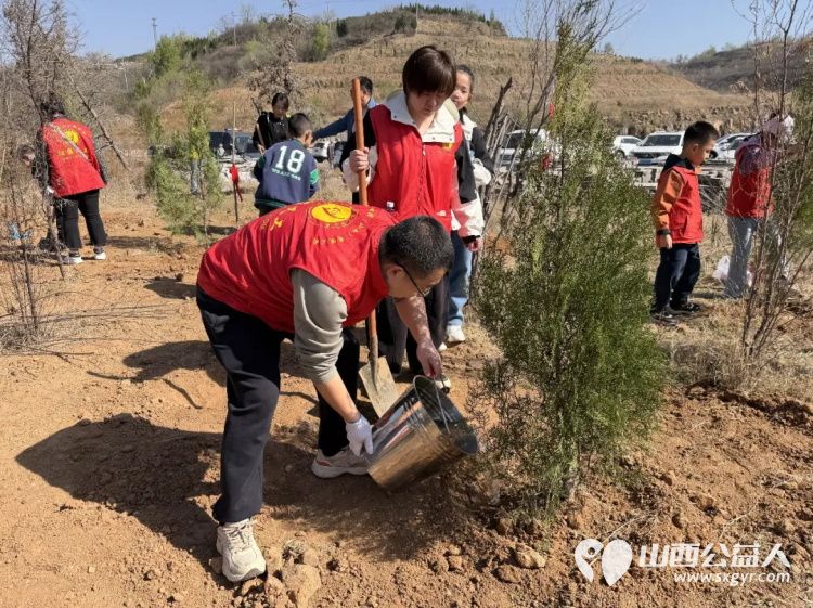 播种绿色关爱自然----阳泉市义工联合会开展第21届义务植树活动共190多人来到汉河沟村植树基地一起栽下绿色栽下希望掀起春季绿化新高潮 - 第24张 - 山西公益人 播种绿色关爱自然----阳泉市义工联合会开展第21届义务植树活动共190多人来到汉河沟村植树基地一起栽下绿色栽下希望掀起春季绿化新高潮 - 第24张