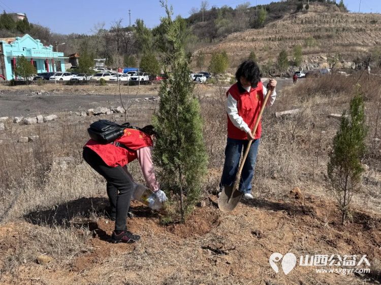 播种绿色关爱自然----阳泉市义工联合会开展第21届义务植树活动共190多人来到汉河沟村植树基地一起栽下绿色栽下希望掀起春季绿化新高潮 - 第25张 - 山西公益人 播种绿色关爱自然----阳泉市义工联合会开展第21届义务植树活动共190多人来到汉河沟村植树基地一起栽下绿色栽下希望掀起春季绿化新高潮 - 第25张