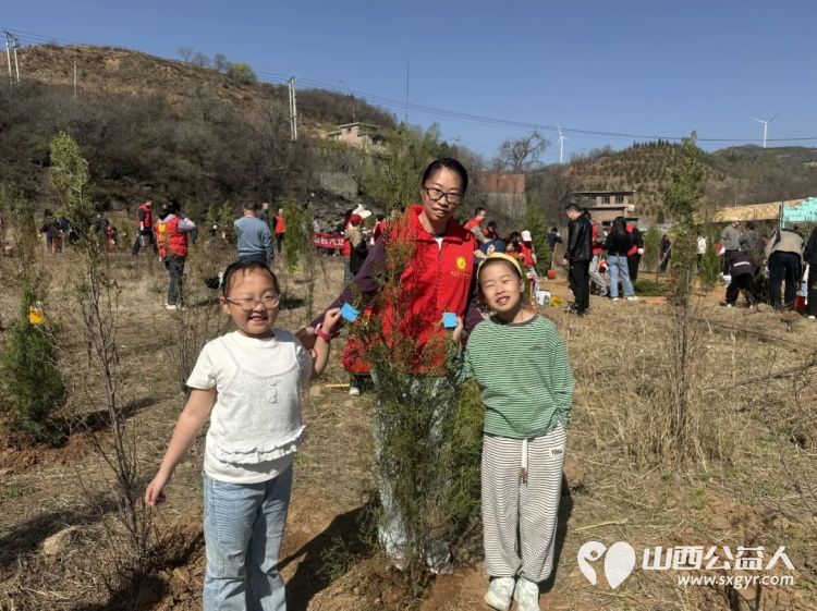 播种绿色关爱自然----阳泉市义工联合会开展第21届义务植树活动共190多人来到汉河沟村植树基地一起栽下绿色栽下希望掀起春季绿化新高潮 - 第31张 - 山西公益人 播种绿色关爱自然----阳泉市义工联合会开展第21届义务植树活动共190多人来到汉河沟村植树基地一起栽下绿色栽下希望掀起春季绿化新高潮 - 第31张
