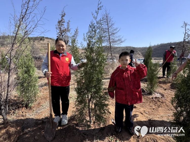 播种绿色关爱自然----阳泉市义工联合会开展第21届义务植树活动共190多人来到汉河沟村植树基地一起栽下绿色栽下希望掀起春季绿化新高潮 - 第30张 - 山西公益人 播种绿色关爱自然----阳泉市义工联合会开展第21届义务植树活动共190多人来到汉河沟村植树基地一起栽下绿色栽下希望掀起春季绿化新高潮 - 第30张