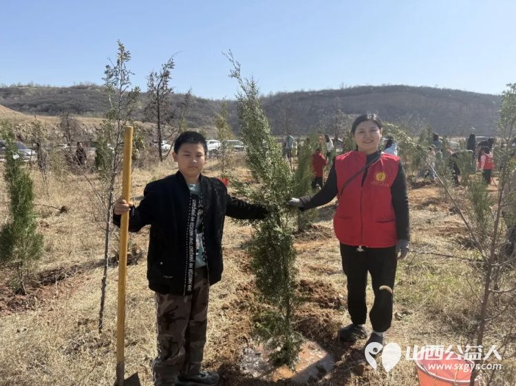 播种绿色关爱自然----阳泉市义工联合会开展第21届义务植树活动共190多人来到汉河沟村植树基地一起栽下绿色栽下希望掀起春季绿化新高潮 - 第29张 - 山西公益人 播种绿色关爱自然----阳泉市义工联合会开展第21届义务植树活动共190多人来到汉河沟村植树基地一起栽下绿色栽下希望掀起春季绿化新高潮 - 第29张