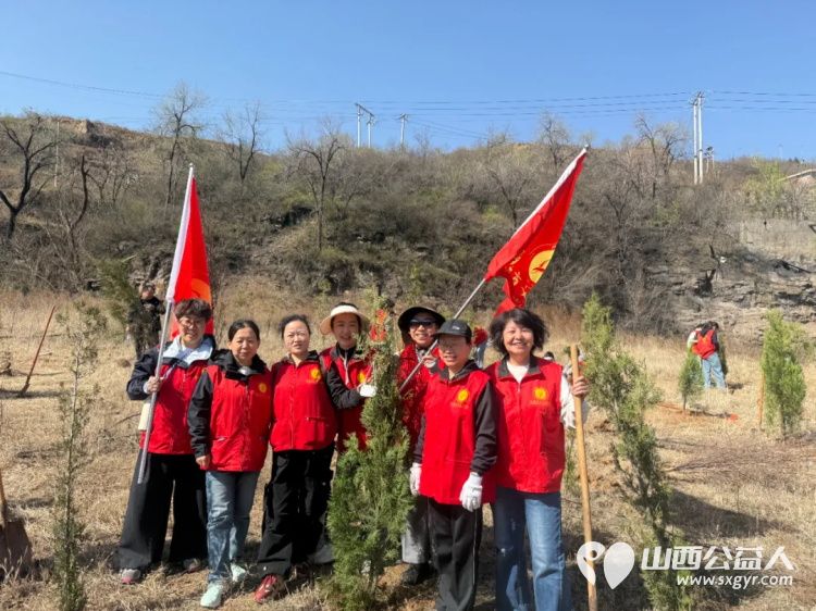 播种绿色关爱自然----阳泉市义工联合会开展第21届义务植树活动共190多人来到汉河沟村植树基地一起栽下绿色栽下希望掀起春季绿化新高潮 - 第6张 - 山西公益人 播种绿色关爱自然----阳泉市义工联合会开展第21届义务植树活动共190多人来到汉河沟村植树基地一起栽下绿色栽下希望掀起春季绿化新高潮 - 第6张
