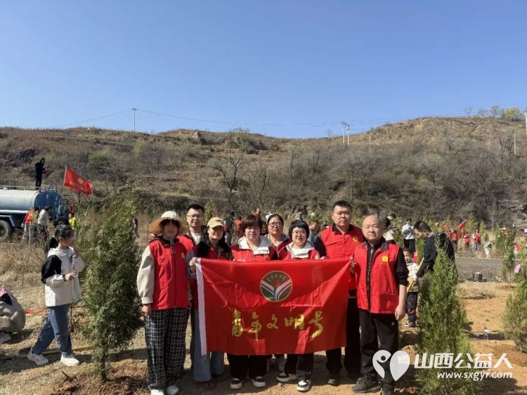 播种绿色关爱自然----阳泉市义工联合会开展第21届义务植树活动共190多人来到汉河沟村植树基地一起栽下绿色栽下希望掀起春季绿化新高潮 - 第4张 - 山西公益人 播种绿色关爱自然----阳泉市义工联合会开展第21届义务植树活动共190多人来到汉河沟村植树基地一起栽下绿色栽下希望掀起春季绿化新高潮 - 第4张