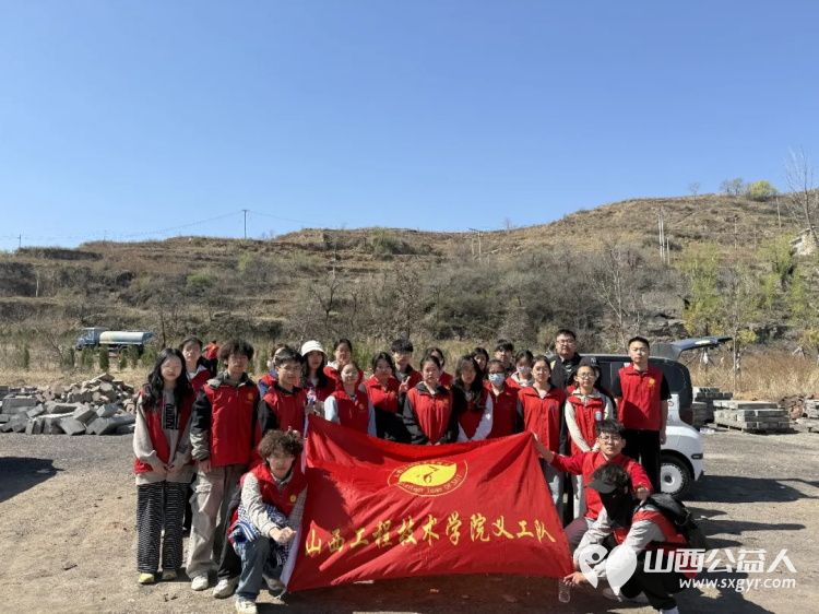 播种绿色关爱自然----阳泉市义工联合会开展第21届义务植树活动共190多人来到汉河沟村植树基地一起栽下绿色栽下希望掀起春季绿化新高潮 - 第3张 - 山西公益人 播种绿色关爱自然----阳泉市义工联合会开展第21届义务植树活动共190多人来到汉河沟村植树基地一起栽下绿色栽下希望掀起春季绿化新高潮 - 第3张