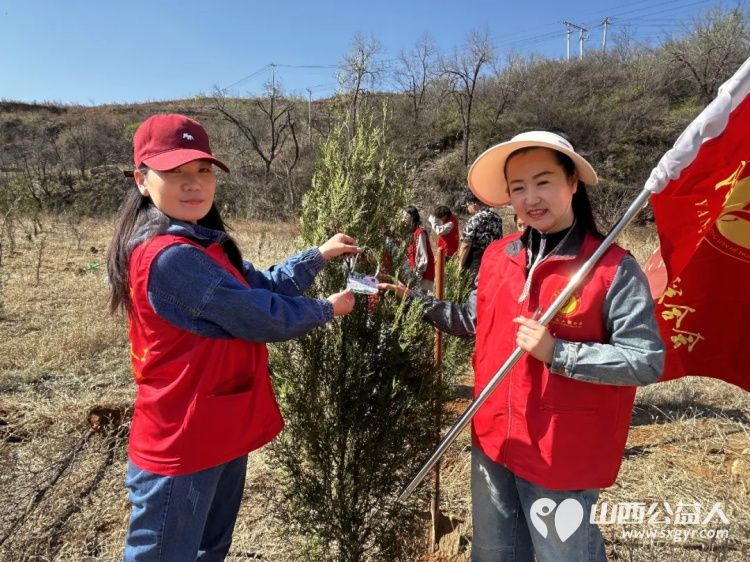 播种绿色关爱自然----阳泉市义工联合会开展第21届义务植树活动共190多人来到汉河沟村植树基地一起栽下绿色栽下希望掀起春季绿化新高潮 - 第33张 - 山西公益人 播种绿色关爱自然----阳泉市义工联合会开展第21届义务植树活动共190多人来到汉河沟村植树基地一起栽下绿色栽下希望掀起春季绿化新高潮 - 第33张