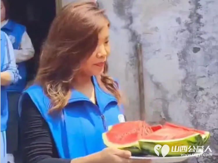 爱心传递暖人心——长治市小雨点公益志愿者协会志愿者王雪琴女士长期捐赠水果支持公益事业成为志愿者和受助人群心中的爱心使者 - 第1张 - 山西公益人 爱心传递暖人心——长治市小雨点公益志愿者协会志愿者王雪琴女士长期捐赠水果支持公益事业成为志愿者和受助人群心中的爱心使者 - 第1张