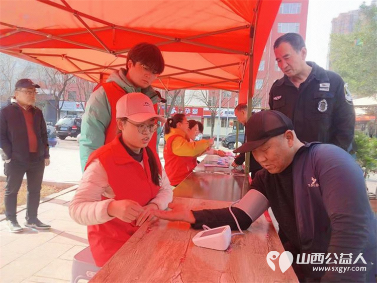 长治市上党区义工协会联合黎都街社区举办情暖黎都服务便民活动为居民提供免费理发基础健康检查等贴近生活的便民服务 - 第18张