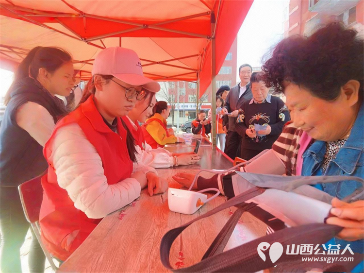 长治市上党区义工协会联合黎都街社区举办情暖黎都服务便民活动为居民提供免费理发基础健康检查等贴近生活的便民服务 - 第16张