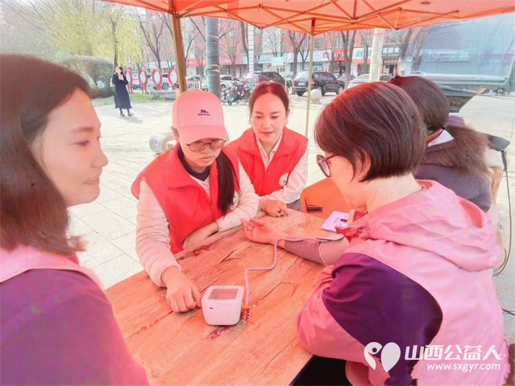 长治市上党区义工协会联合黎都街社区举办情暖黎都服务便民活动为居民提供免费理发基础健康检查等贴近生活的便民服务 - 第15张