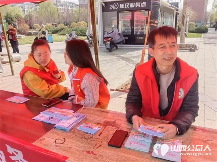 长治市上党区义工协会联合黎都街社区举办情暖黎都服务便民活动为居民提供免费理发基础健康检查等贴近生活的便民服务 - 第13张