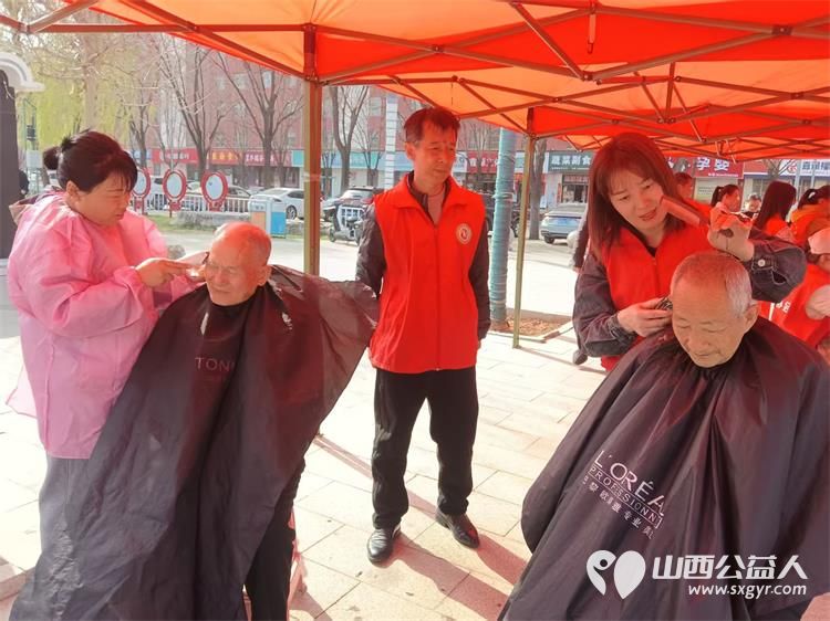 长治市上党区义工协会联合黎都街社区举办情暖黎都服务便民活动为居民提供免费理发基础健康检查等贴近生活的便民服务 - 第7张