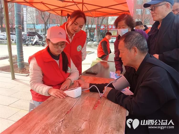 长治市上党区义工协会联合黎都街社区举办情暖黎都服务便民活动为居民提供免费理发基础健康检查等贴近生活的便民服务 - 第14张