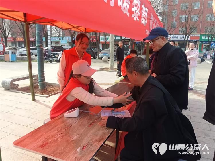 长治市上党区义工协会联合黎都街社区举办情暖黎都服务便民活动为居民提供免费理发基础健康检查等贴近生活的便民服务 - 第12张