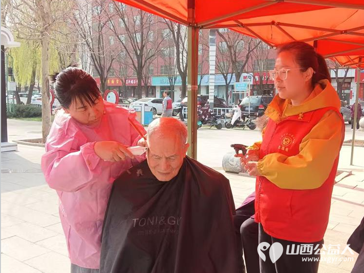 长治市上党区义工协会联合黎都街社区举办情暖黎都服务便民活动为居民提供免费理发基础健康检查等贴近生活的便民服务 - 第10张