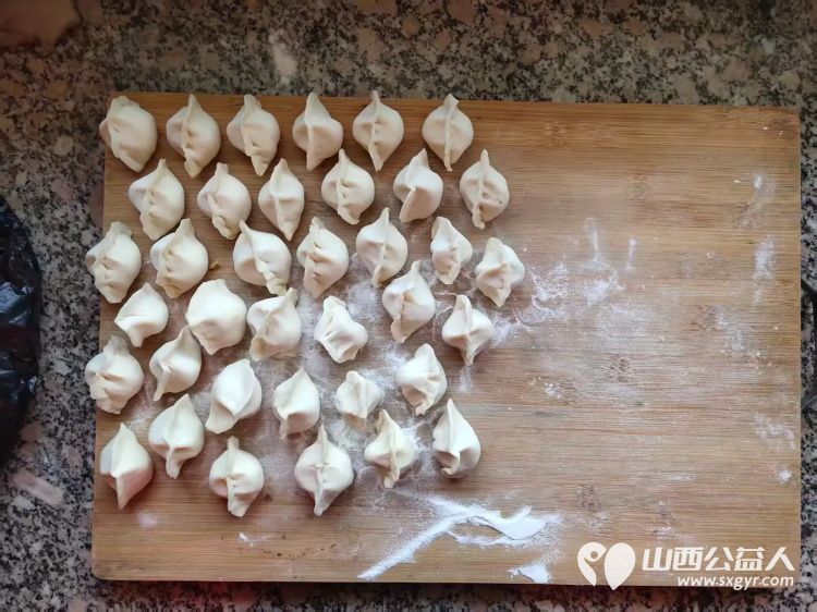 介休市敬老协会志愿者走进张兰镇旧堡村入户82岁特困侯西林老人家为老人打扫室内外卫生做饭包饺子并送去爱心人士捐赠的苹果、梨一袋 - 第9张 - 山西公益人 介休市敬老协会志愿者走进张兰镇旧堡村入户82岁特困侯西林老人家为老人打扫室内外卫生做饭包饺子并送去爱心人士捐赠的苹果、梨一袋 - 第9张