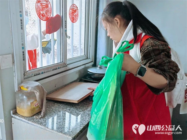 介休市敬老协会志愿者走进张兰镇旧堡村入户82岁特困侯西林老人家为老人打扫室内外卫生做饭包饺子并送去爱心人士捐赠的苹果、梨一袋 - 第8张 - 山西公益人 介休市敬老协会志愿者走进张兰镇旧堡村入户82岁特困侯西林老人家为老人打扫室内外卫生做饭包饺子并送去爱心人士捐赠的苹果、梨一袋 - 第8张