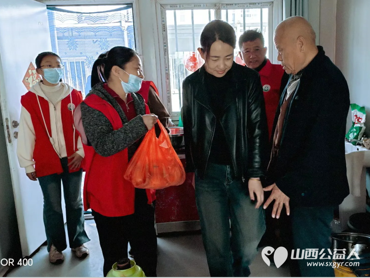 介休市敬老协会志愿者走进张兰镇旧堡村入户82岁特困侯西林老人家为老人打扫室内外卫生做饭包饺子并送去爱心人士捐赠的苹果、梨一袋 - 第4张 - 山西公益人 介休市敬老协会志愿者走进张兰镇旧堡村入户82岁特困侯西林老人家为老人打扫室内外卫生做饭包饺子并送去爱心人士捐赠的苹果、梨一袋 - 第4张