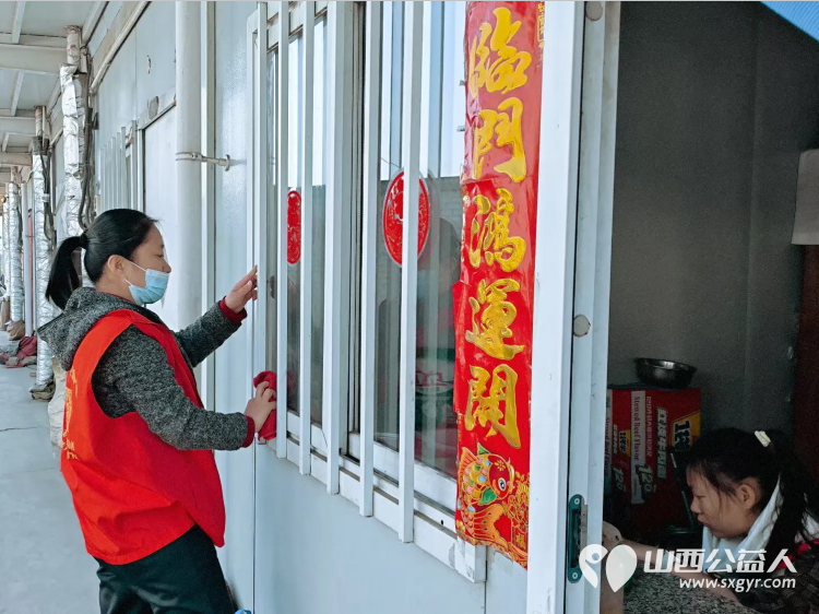 介休市敬老协会志愿者走进张兰镇旧堡村入户82岁特困侯西林老人家为老人打扫室内外卫生做饭包饺子并送去爱心人士捐赠的苹果、梨一袋 - 第7张 - 山西公益人 介休市敬老协会志愿者走进张兰镇旧堡村入户82岁特困侯西林老人家为老人打扫室内外卫生做饭包饺子并送去爱心人士捐赠的苹果、梨一袋 - 第7张