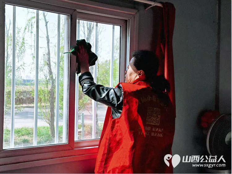 介休市敬老协会志愿者走进张兰镇旧堡村入户82岁特困侯西林老人家为老人打扫室内外卫生做饭包饺子并送去爱心人士捐赠的苹果、梨一袋 - 第6张 - 山西公益人 介休市敬老协会志愿者走进张兰镇旧堡村入户82岁特困侯西林老人家为老人打扫室内外卫生做饭包饺子并送去爱心人士捐赠的苹果、梨一袋 - 第6张