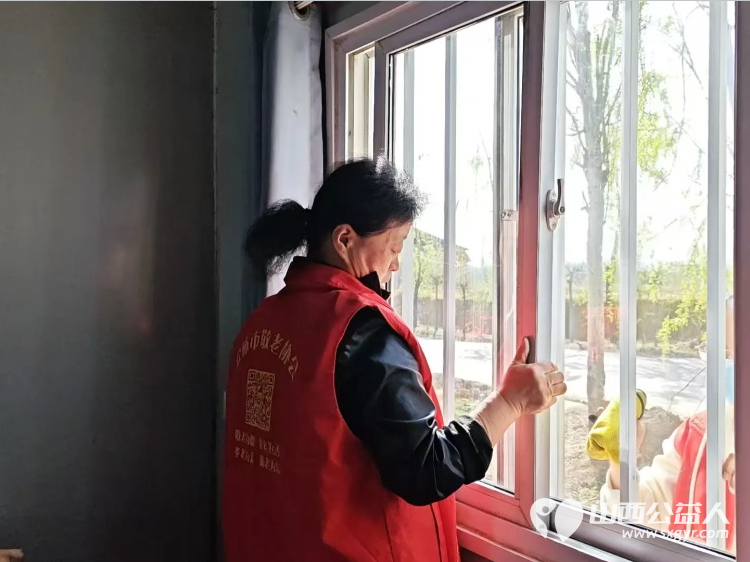 介休市敬老协会志愿者走进张兰镇旧堡村入户82岁特困侯西林老人家为老人打扫室内外卫生做饭包饺子并送去爱心人士捐赠的苹果、梨一袋 - 第5张 - 山西公益人 介休市敬老协会志愿者走进张兰镇旧堡村入户82岁特困侯西林老人家为老人打扫室内外卫生做饭包饺子并送去爱心人士捐赠的苹果、梨一袋 - 第5张