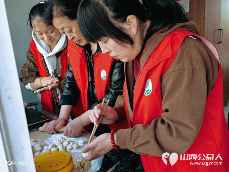 介休市敬老协会志愿者走进张兰镇旧堡村入户82岁特困侯西林老人家为老人打扫室内外卫生做饭包饺子并送去爱心人士捐赠的苹果、梨一袋 - 第10张 - 山西公益人 介休市敬老协会志愿者走进张兰镇旧堡村入户82岁特困侯西林老人家为老人打扫室内外卫生做饭包饺子并送去爱心人士捐赠的苹果、梨一袋 - 第10张