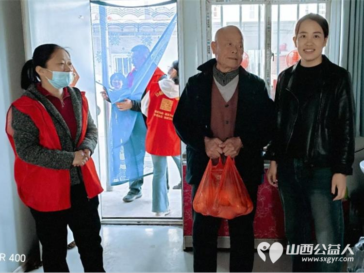 介休市敬老协会志愿者走进张兰镇旧堡村入户82岁特困侯西林老人家为老人打扫室内外卫生做饭包饺子并送去爱心人士捐赠的苹果、梨一袋 - 第3张 - 山西公益人 介休市敬老协会志愿者走进张兰镇旧堡村入户82岁特困侯西林老人家为老人打扫室内外卫生做饭包饺子并送去爱心人士捐赠的苹果、梨一袋 - 第3张