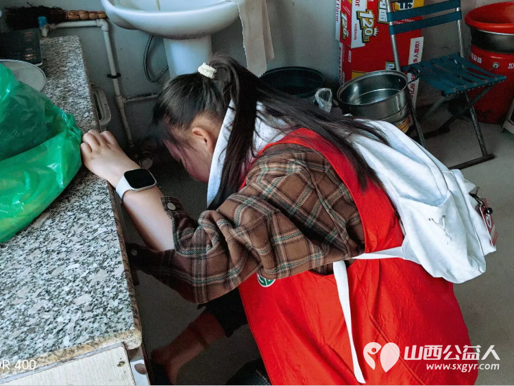 介休市敬老协会志愿者走进张兰镇旧堡村入户82岁特困侯西林老人家为老人打扫室内外卫生做饭包饺子并送去爱心人士捐赠的苹果、梨一袋 - 第12张 - 山西公益人 介休市敬老协会志愿者走进张兰镇旧堡村入户82岁特困侯西林老人家为老人打扫室内外卫生做饭包饺子并送去爱心人士捐赠的苹果、梨一袋 - 第12张