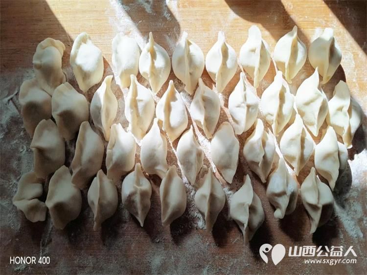 介休市敬老协会组织志愿者走进张兰镇旧堡村入户80岁特困赵金良老人家为老人打扫室内外卫生做饭包饺子 - 第10张 - 山西公益人 介休市敬老协会组织志愿者走进张兰镇旧堡村入户80岁特困赵金良老人家为老人打扫室内外卫生做饭包饺子 - 第10张