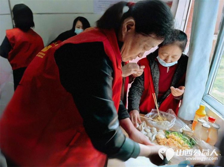介休市敬老协会组织志愿者走进张兰镇旧堡村入户80岁特困赵金良老人家为老人打扫室内外卫生做饭包饺子 - 第9张 - 山西公益人 介休市敬老协会组织志愿者走进张兰镇旧堡村入户80岁特困赵金良老人家为老人打扫室内外卫生做饭包饺子 - 第9张
