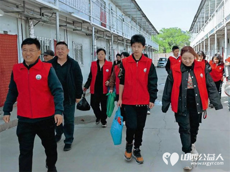 介休市敬老协会组织志愿者走进张兰镇旧堡村入户80岁特困赵金良老人家为老人打扫室内外卫生做饭包饺子 - 第2张 - 山西公益人 介休市敬老协会组织志愿者走进张兰镇旧堡村入户80岁特困赵金良老人家为老人打扫室内外卫生做饭包饺子 - 第2张