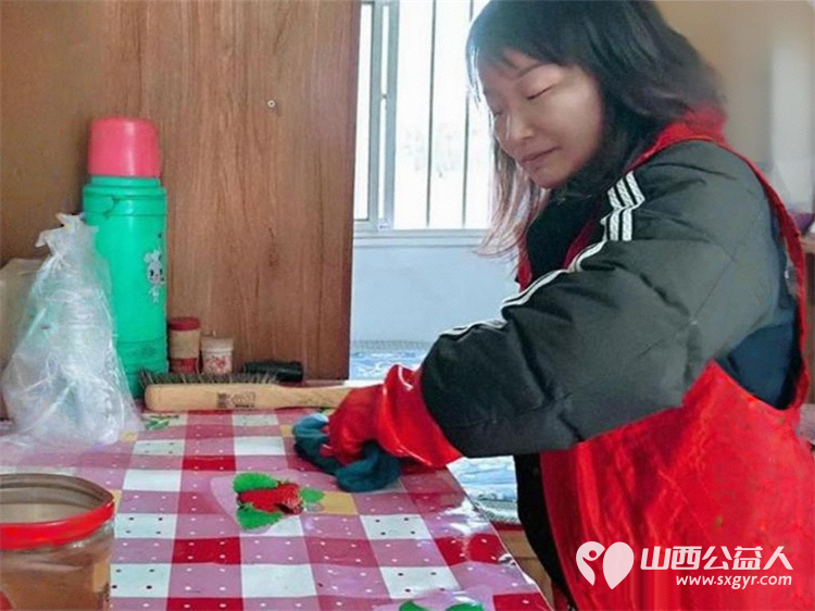 介休市敬老协会组织志愿者走进张兰镇旧堡村入户80岁特困赵金良老人家为老人打扫室内外卫生做饭包饺子 - 第8张 - 山西公益人 介休市敬老协会组织志愿者走进张兰镇旧堡村入户80岁特困赵金良老人家为老人打扫室内外卫生做饭包饺子 - 第8张