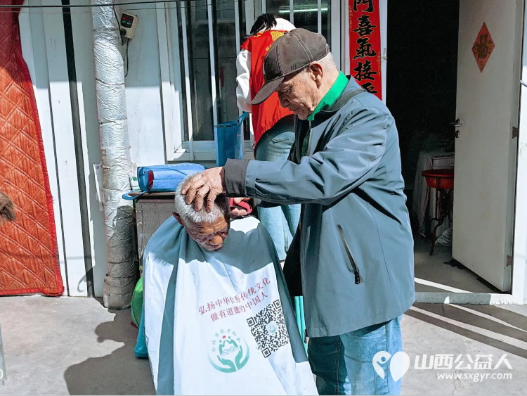 介休市敬老协会组织志愿者走进张兰镇旧堡村入户80岁特困赵金良老人家为老人打扫室内外卫生做饭包饺子 - 第12张 - 山西公益人 介休市敬老协会组织志愿者走进张兰镇旧堡村入户80岁特困赵金良老人家为老人打扫室内外卫生做饭包饺子 - 第12张