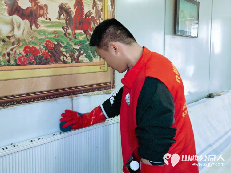 介休市敬老协会组织志愿者走进张兰镇旧堡村入户80岁特困赵金良老人家为老人打扫室内外卫生做饭包饺子 - 第6张 - 山西公益人 介休市敬老协会组织志愿者走进张兰镇旧堡村入户80岁特困赵金良老人家为老人打扫室内外卫生做饭包饺子 - 第6张