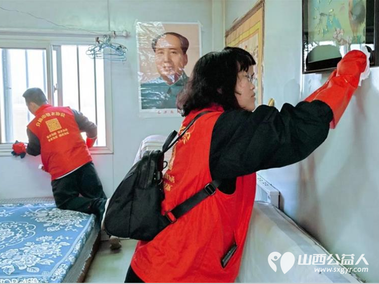 介休市敬老协会组织志愿者走进张兰镇旧堡村入户80岁特困赵金良老人家为老人打扫室内外卫生做饭包饺子 - 第3张 - 山西公益人 介休市敬老协会组织志愿者走进张兰镇旧堡村入户80岁特困赵金良老人家为老人打扫室内外卫生做饭包饺子 - 第3张