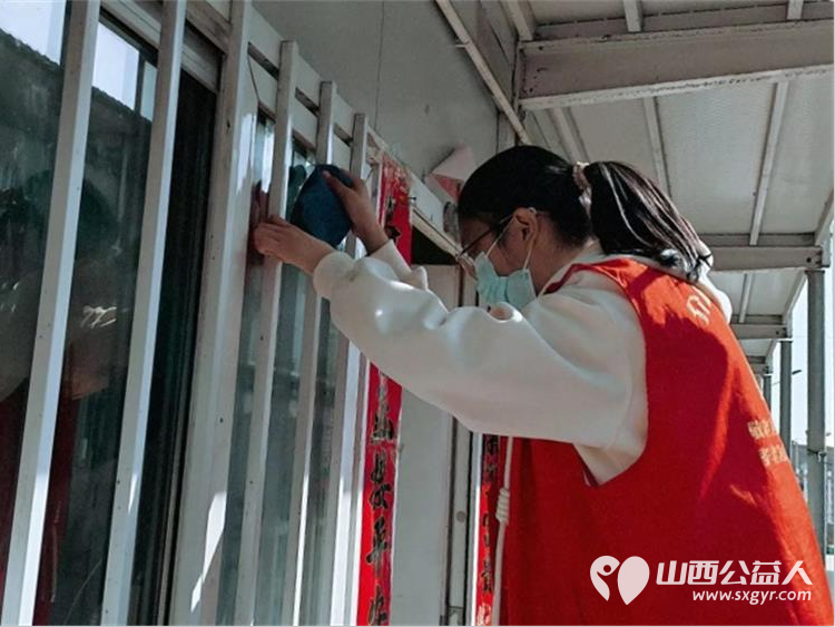 介休市敬老协会组织志愿者走进张兰镇旧堡村入户80岁特困赵金良老人家为老人打扫室内外卫生做饭包饺子 - 第4张 - 山西公益人 介休市敬老协会组织志愿者走进张兰镇旧堡村入户80岁特困赵金良老人家为老人打扫室内外卫生做饭包饺子 - 第4张