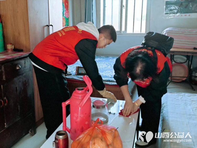 介休市敬老协会组织志愿者走进张兰镇旧堡村入户80岁特困赵金良老人家为老人打扫室内外卫生做饭包饺子 - 第7张 - 山西公益人 介休市敬老协会组织志愿者走进张兰镇旧堡村入户80岁特困赵金良老人家为老人打扫室内外卫生做饭包饺子 - 第7张