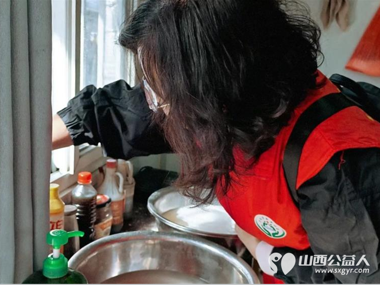 介休市敬老协会组织志愿者走进张兰镇旧堡村入户80岁特困赵金良老人家为老人打扫室内外卫生做饭包饺子 - 第13张 - 山西公益人 介休市敬老协会组织志愿者走进张兰镇旧堡村入户80岁特困赵金良老人家为老人打扫室内外卫生做饭包饺子 - 第13张