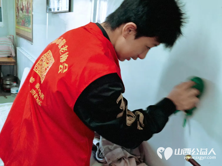 介休市敬老协会组织志愿者走进张兰镇旧堡村入户80岁特困赵金良老人家为老人打扫室内外卫生做饭包饺子 - 第5张 - 山西公益人 介休市敬老协会组织志愿者走进张兰镇旧堡村入户80岁特困赵金良老人家为老人打扫室内外卫生做饭包饺子 - 第5张