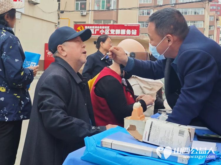 志愿服务进社区健康活动暖人心----介休市敬老协会2026年4月8日走进介休市西关街道绵山北街社区为社区所有老人爱心理发义诊 - 第32张