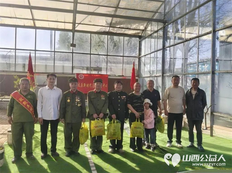 绿色馈赠英雄礼赞----太原市新时代雷锋基地绿色关怀计划启动新时代雷锋团团长赵海生向与会的老英雄与模范代表赠送了种植的纯绿色无公害蔬菜及新鲜水果 - 第2张