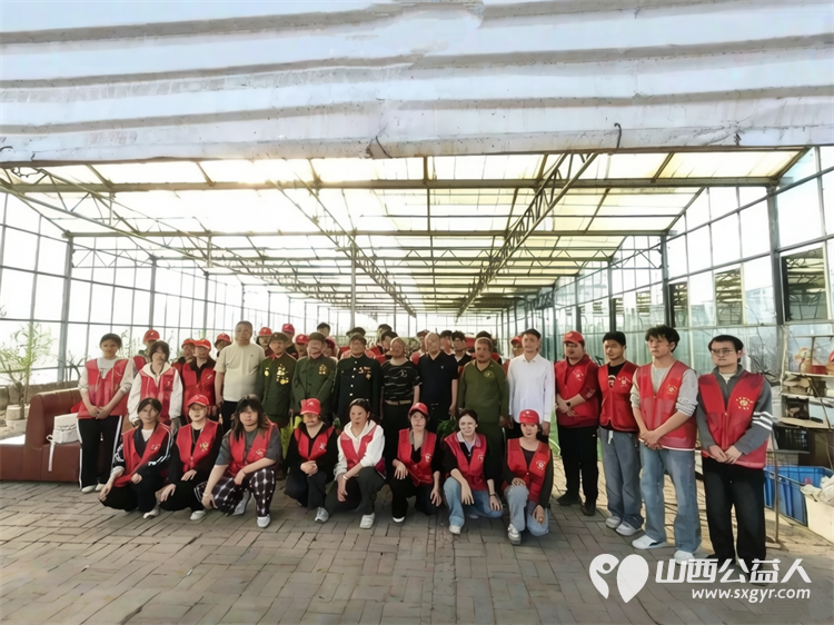 绿色馈赠英雄礼赞----太原市新时代雷锋基地绿色关怀计划启动新时代雷锋团团长赵海生向与会的老英雄与模范代表赠送了种植的纯绿色无公害蔬菜及新鲜水果 - 第1张